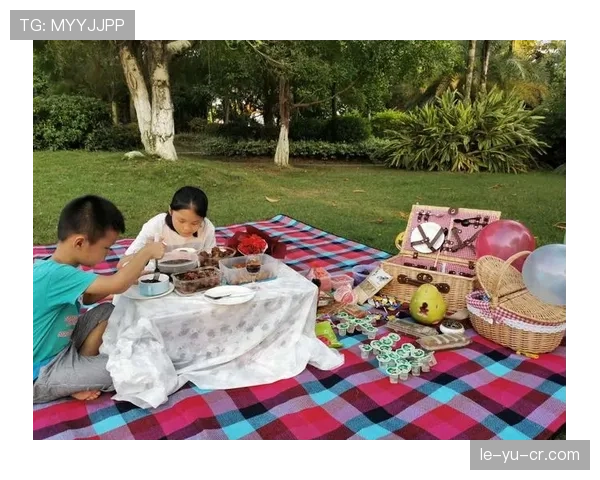 亚历克斯·摩根背着帆布包去接孩子——赛场女王和小区妈妈同时在线，冲突感太强了